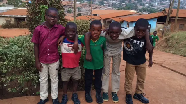 Algunos niños de Camerún, con los primeros zapatos de su vida, procedentes de Aragón