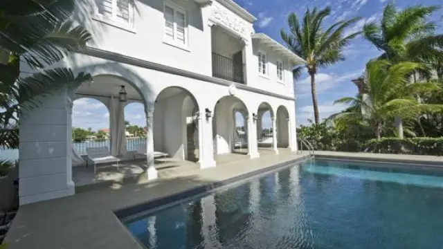 La mansión, construida en 1922, dispone de residencia para invitados, playa privada con vistas a la bahía Vizcaíno.