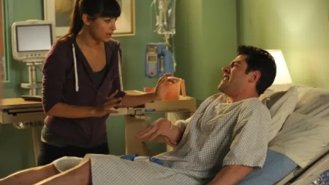 Schmidt, escayolado por una rotura de pene, en un capítulo de la serie estadounidense 'New Girl'.