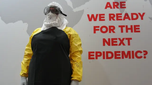 Un cooperante prueba uno de los nuevos trajes para combatir el ébola