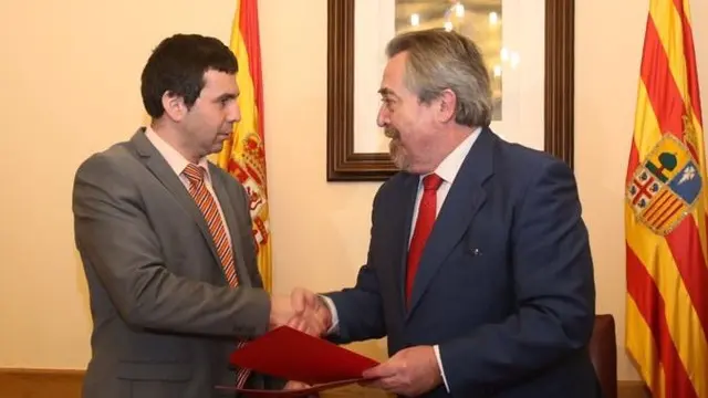 Firma del acuerdo entre los alcaldes de Zaragoza y Canfranc