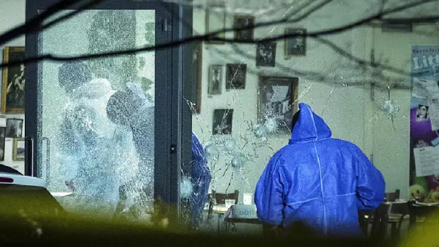 La Policía inspecciona el lugar del ataque en busca de pistas, ayer en un café cultural de la ciudad de Copenhague.