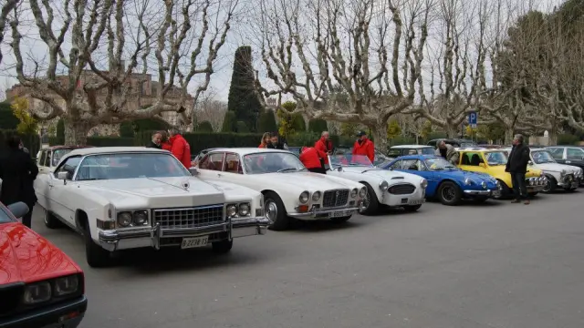Una veintena de coches clásicos se dan cita en Mequinenza
