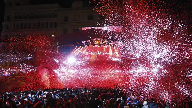 El centro de Madrid se tiñe de rojo en el Día Internacional de la Felicidad.