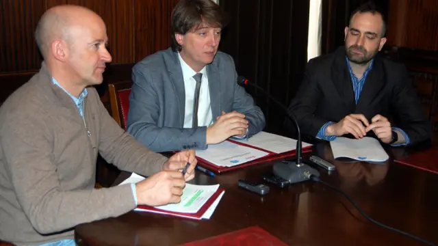 En la firma del convenio han participado el alcalde y el vicepresidente de Cives Mundi, Antonio López, además del responsable del programa europeo.