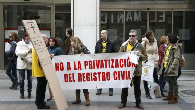 Varios trabajadores protestaron este viernes a las puertas del Registro Civil en Zaragoza