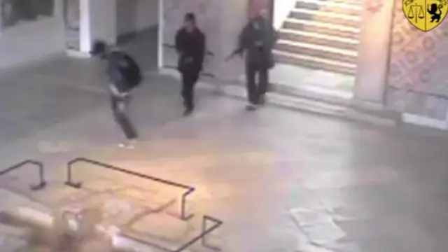 En las imágenes de las cámaras se seguridad se puede apreciar que son tres los terroristas, uno de ellos continúa fugado