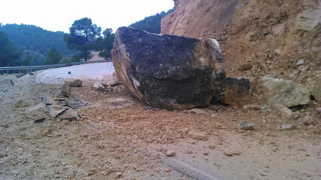 Un gran bloque de piedra mantiene cortados los accesos a Ráfales desde la N-232.