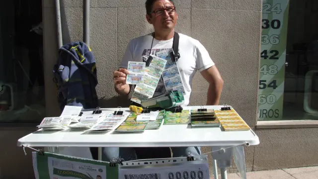 El vendedor Alfonso Sánchez posa con el cupón de la cofradía turiasonense