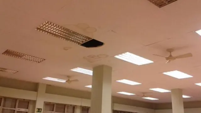 Cae un trozo de techo de la Facultad de Filosofía y Letras