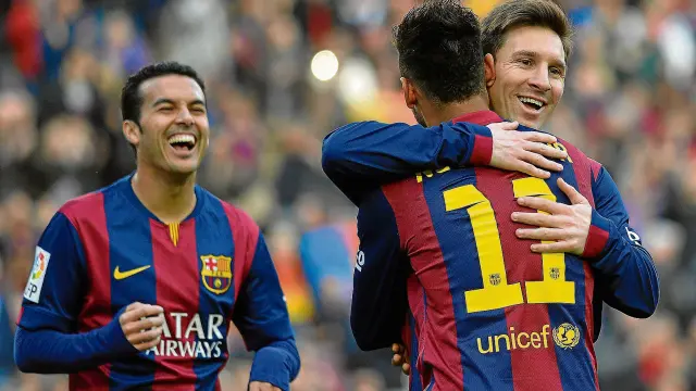 Neymar (de espaldas) celebra su gol con Messi, que marcaría luego tres, mientras Pedro acude a felicitarle.