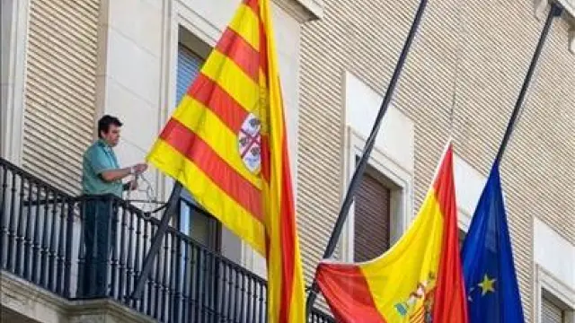 Las banderas aragonesas ondean a media asta en Ayuntamientos y edificios oficiales