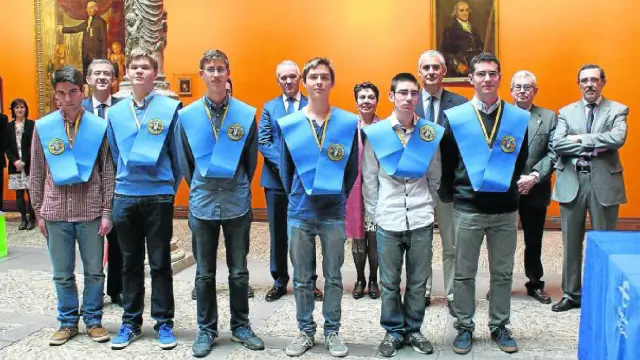 La entrega de premios se celebró el pasado día 13 de marzo, en el Patio de la Infanta de Ibercaja. A los seis primeros clasificados se les impuso la beca honorífica de la Universidad de Zaragoza.