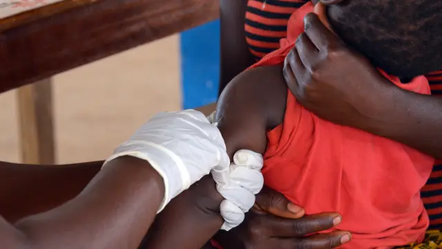 Un niño es vacunado contra el sarampión en un barrio pobre de Monrovia.