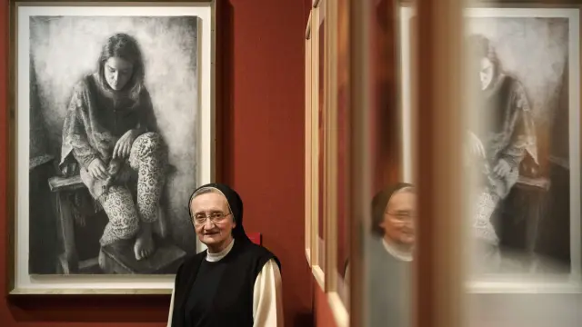 Isabel Guerra junto a su obra expuesta en el Patio de la Infanta