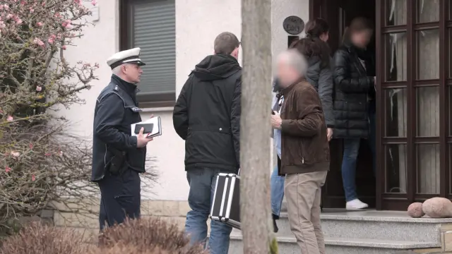 Policías a las puertas de la vivienda de Andreas Lubitz