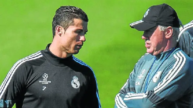 Cristiano Ronaldo dialoga con Carlo Ancelotti en la sesión de entrenamiento de ayer.