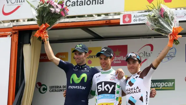 El ciclista australiano Richie, en el centro, junto a Valverde (i).
