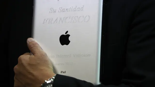 A subasta un iPad del Papa Francisco para recaudar 40.000 dólares