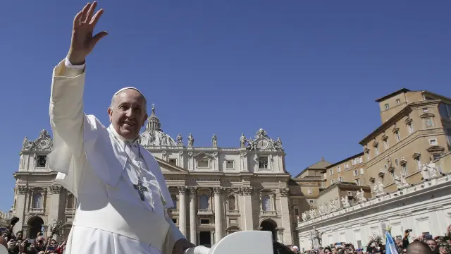El Papa saluda a los feligreses en la plaza de San Pedro, este Domingo de Ramos
