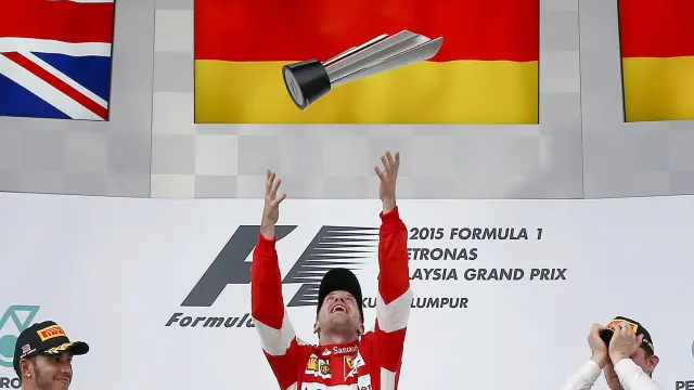 Sebastian Vettel vence en Malasia y Fernando Alonso abandona por avería