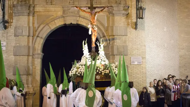 El centro de Zaragoza se llena con el Vía Crucis de la Cofradía de las Siete Palabras