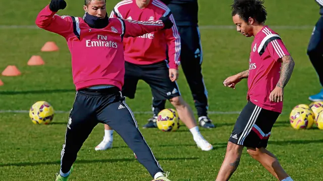 Cristiano Ronaldo, Marcelo y Modric, en un momento del entrenamiento de ayer.