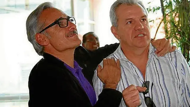 Aguirre, abrazado por Jesús Martínez, presidente del Pachuca.