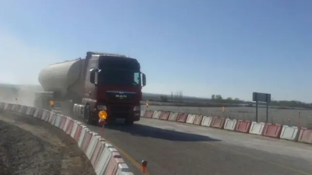 Se reanuda el tráfico en la A-117 de Pina tras los daños de la crecida del Ebro