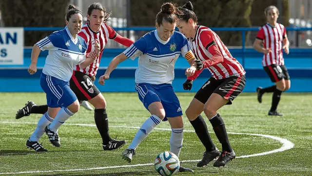 Nuria Mallada intenta controlar el balón ante la presión de una jugadora del Athletic.