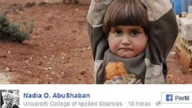 Una niña siria confunde una cámara de fotos con un arma