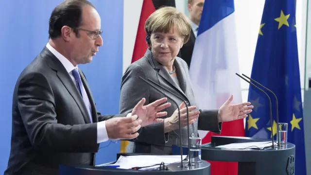 Hollande y Merkel en la rueda de prensa de este martes en la cancillería alemana