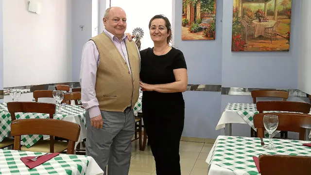 Julio Cortés y Ana Izarga, en uno de los comedores del restaurante A Mesa Puesta