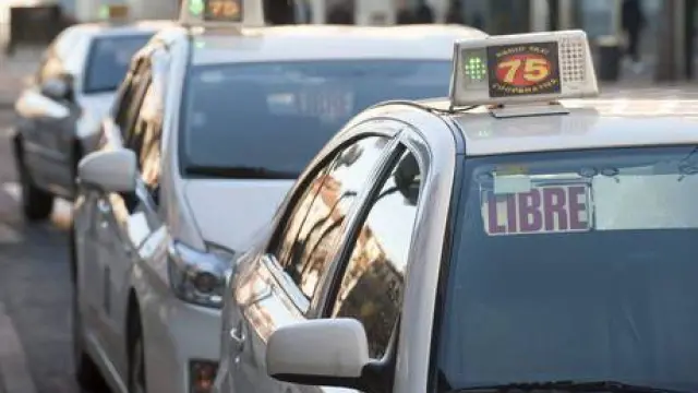Los taxistas rechazan ofrecer vehículos de mayor capacidad