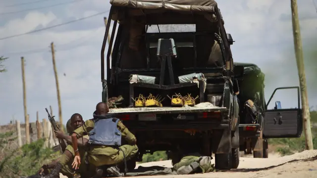 Soldados keniatas se ponen a cubierto durante un ataque con toma de rehenes perpetrado en la Universidad de Garissa