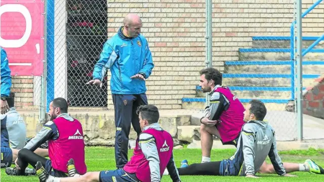 Ranko Popovic da instrucciones a sus jugadores en un entrenamiento del Real Zaragoza