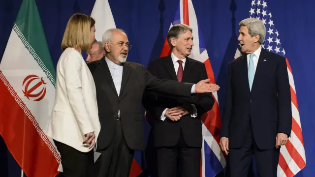 De izqa a dcha: la jefa de la diplomacia de la UE, Federica Mogherini, el ministro iraní de Exteriores, Mohamad Yavad Zarif, el ministro británico de Exteriores, Philip Hammond y el secretario de Estado de Estados Unidos, John Kerry
