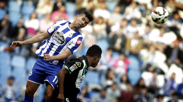 El defensa del Deportivo de La Coruña Juanfran Moreno (i) lucha un balón