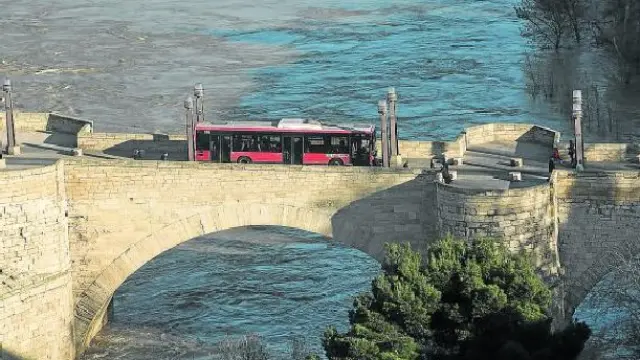 Un autobús de Auzsa cruza el puente de Piedra en una imagen del mes de febrero.