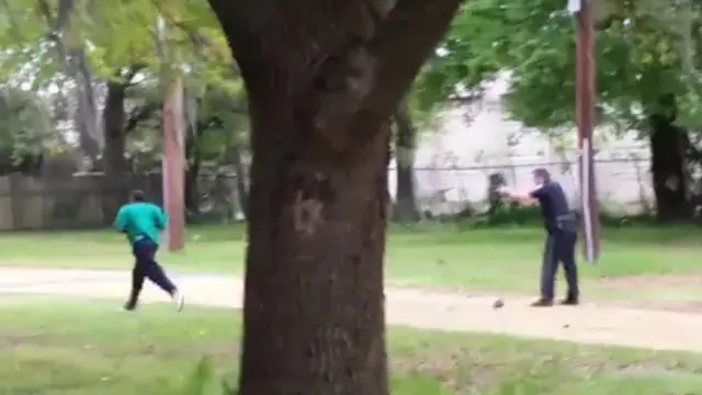 Momento del vídeo en el que el ciudadano sale corriendo y el agente le dispara por la espalda