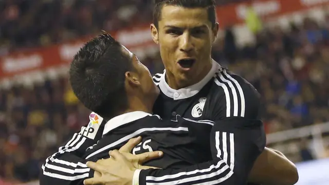 Cristiano Ronaldo durante la jornada de este miércoles eflicitando a su compañero James Rodriguez