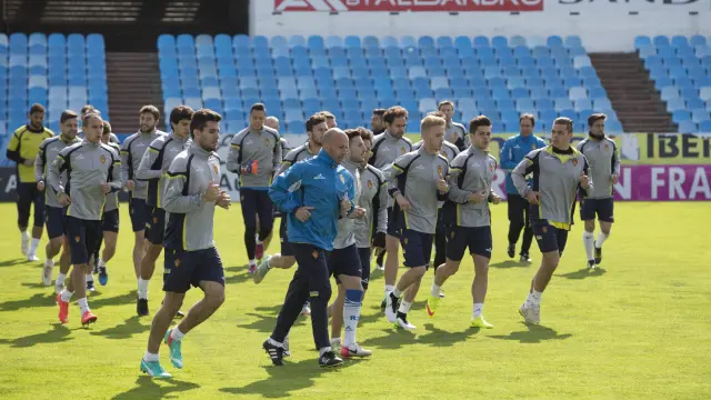 Los jugadores del Real Zaragoza, durante un entrenamiento en La Romareda