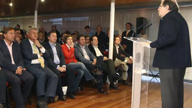 El Presidente de la Junta de Castilla y León, Juan Vicente Herrera (d), durante su intervención en el acto del PP de Soria
