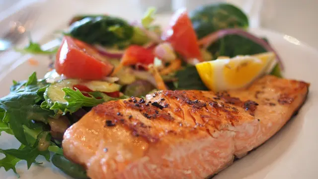 El salmón es un pescado fácil de conseguir a un precio razonable.