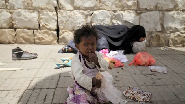 Una niña en una calle de Saná. La situación humanitaria en Yemen comienza a resultar muy difícil para la población