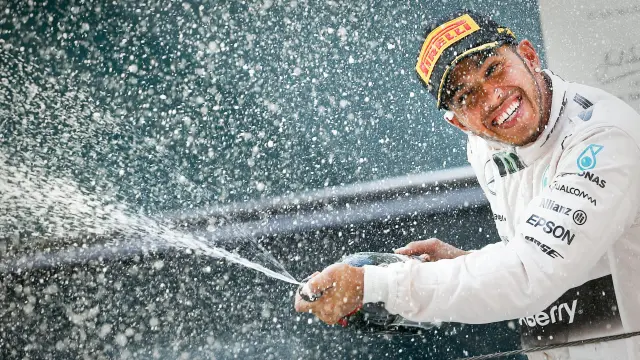 Hamilton celebra su victoria en China
