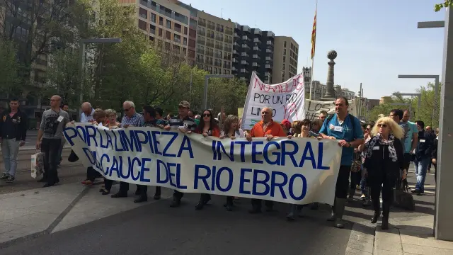 Manifestación por la limpieza del Ebro