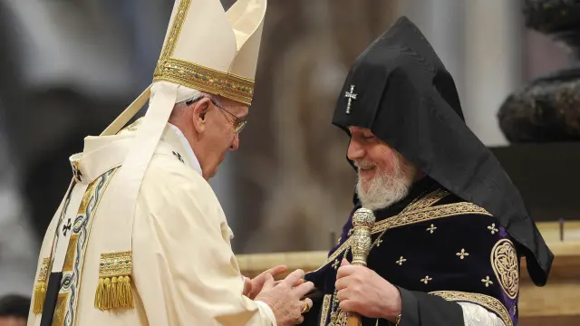 El papa Francisco junto al líder religioso armenio este domingo