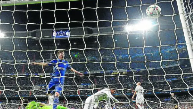 Huntelaar marca el 1-2 en el Bernabéu, con Casillas y Varane por los suelos.