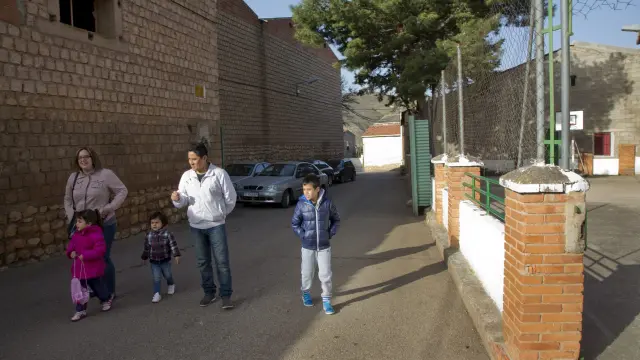Henar y Patricio con sus tres hijos, camino de la escuela de Villafeliche.